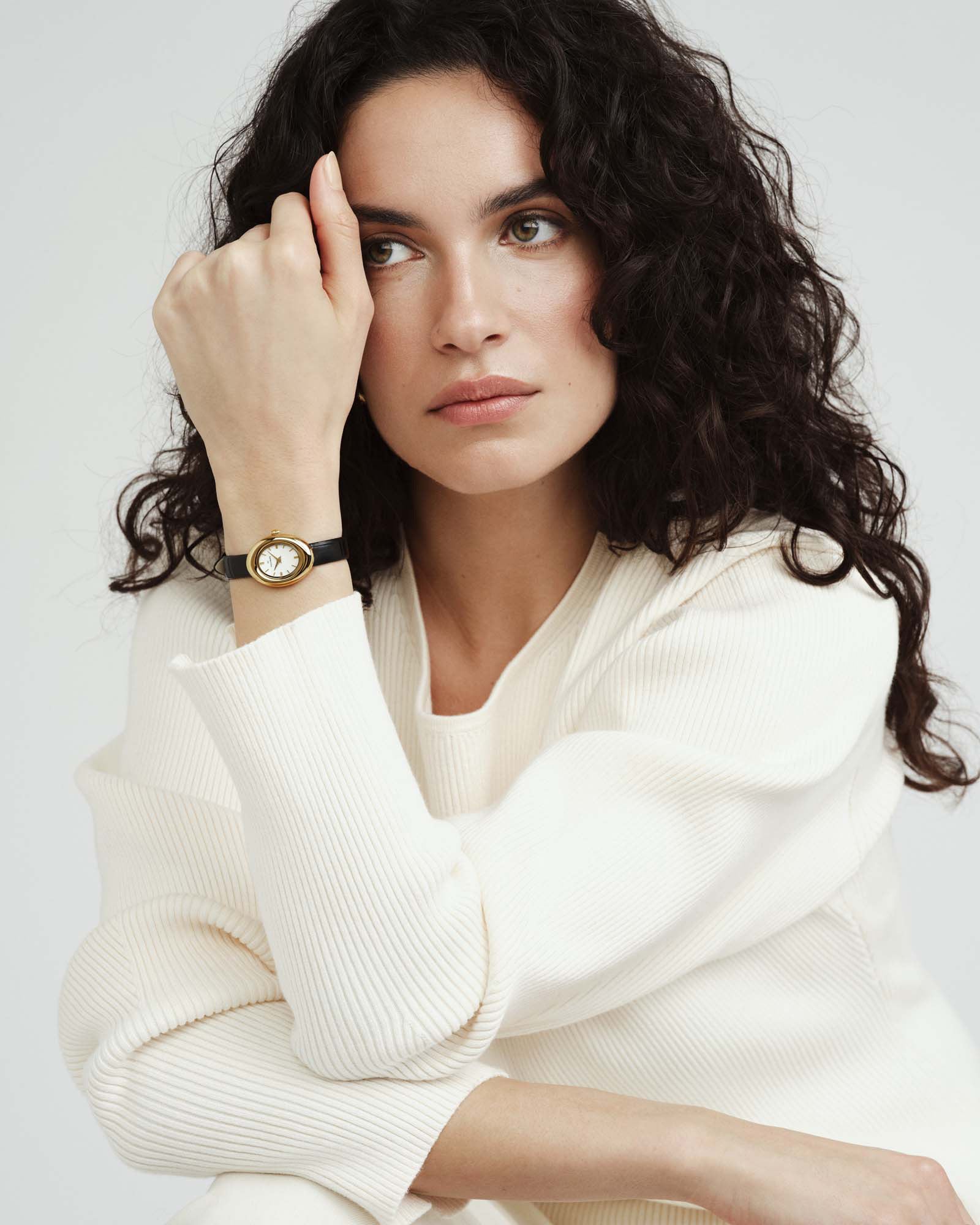 Belle ovale Uhr mit Lederarmband