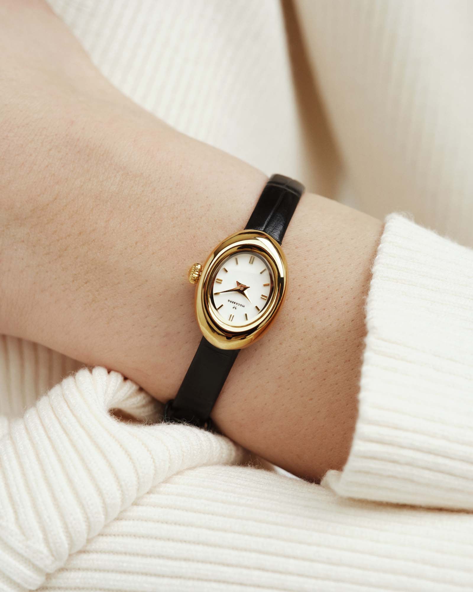 Belle ovale Petite-Uhr mit Lederarmband