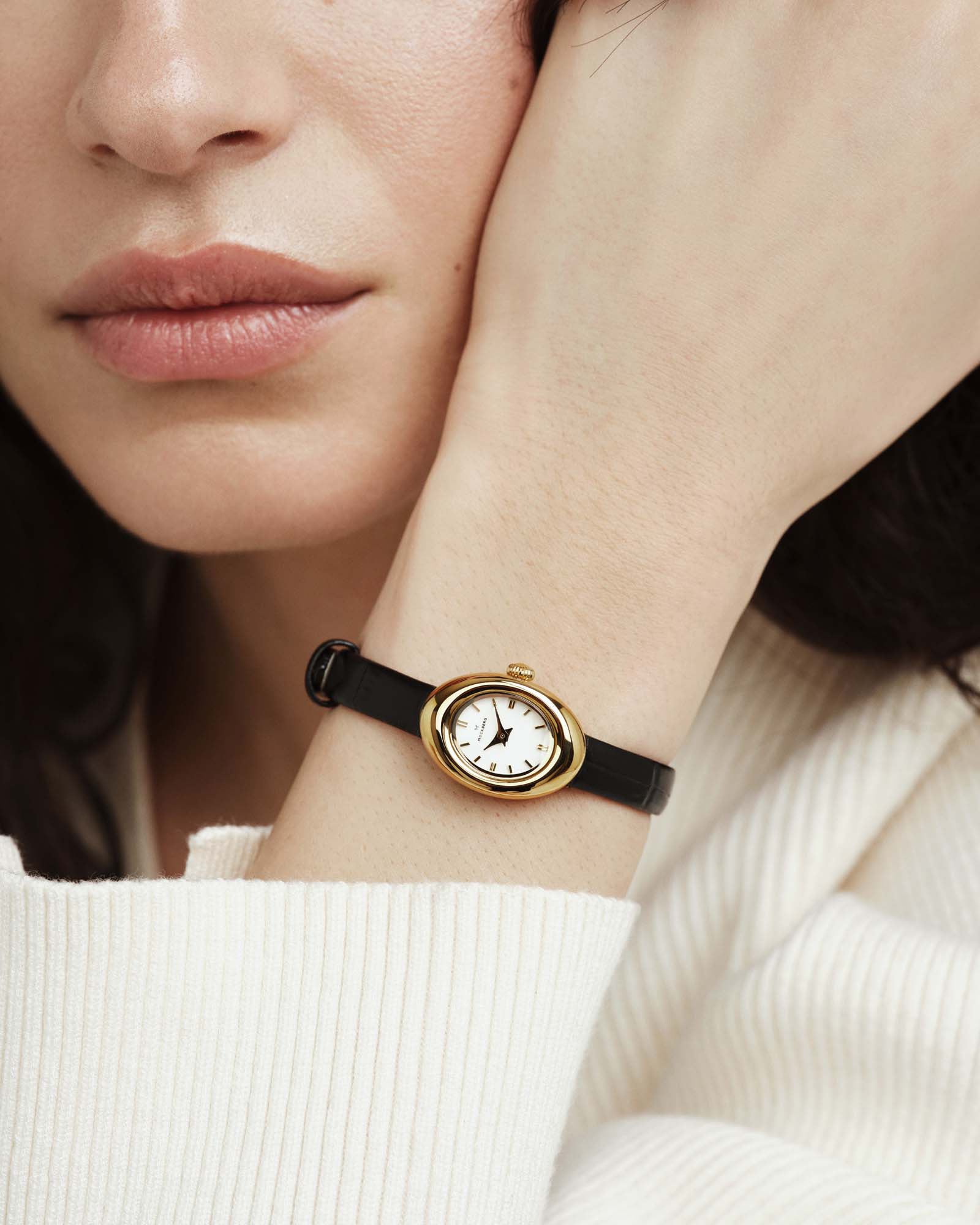 Belle ovale Petite-Uhr mit Lederarmband