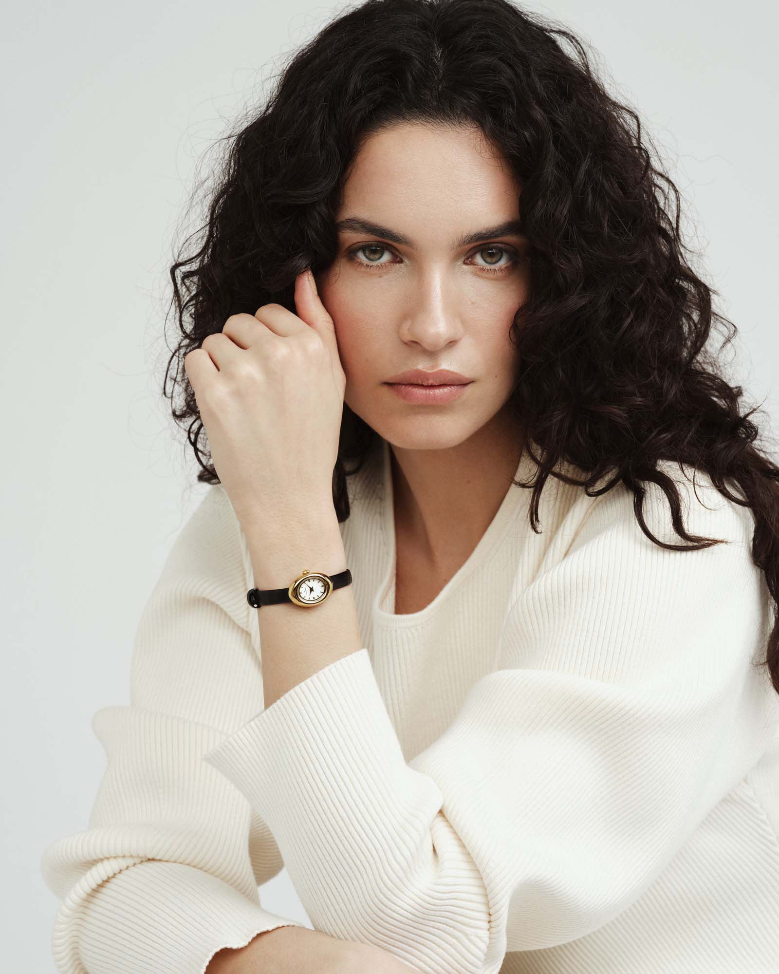 Belle ovale Petite-Uhr mit Lederarmband