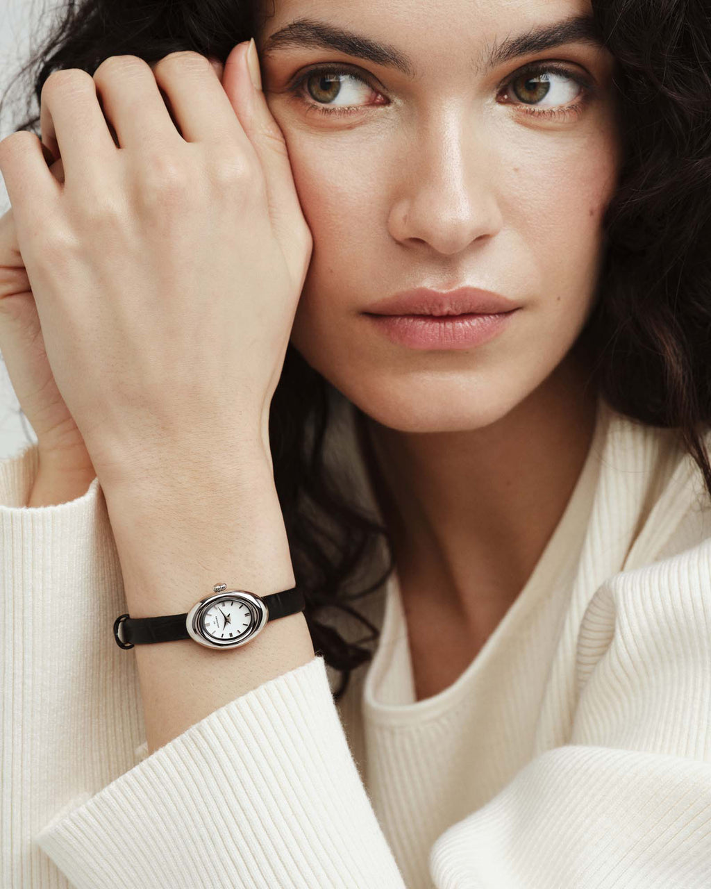 Belle ovale Petite-Uhr mit Lederarmband