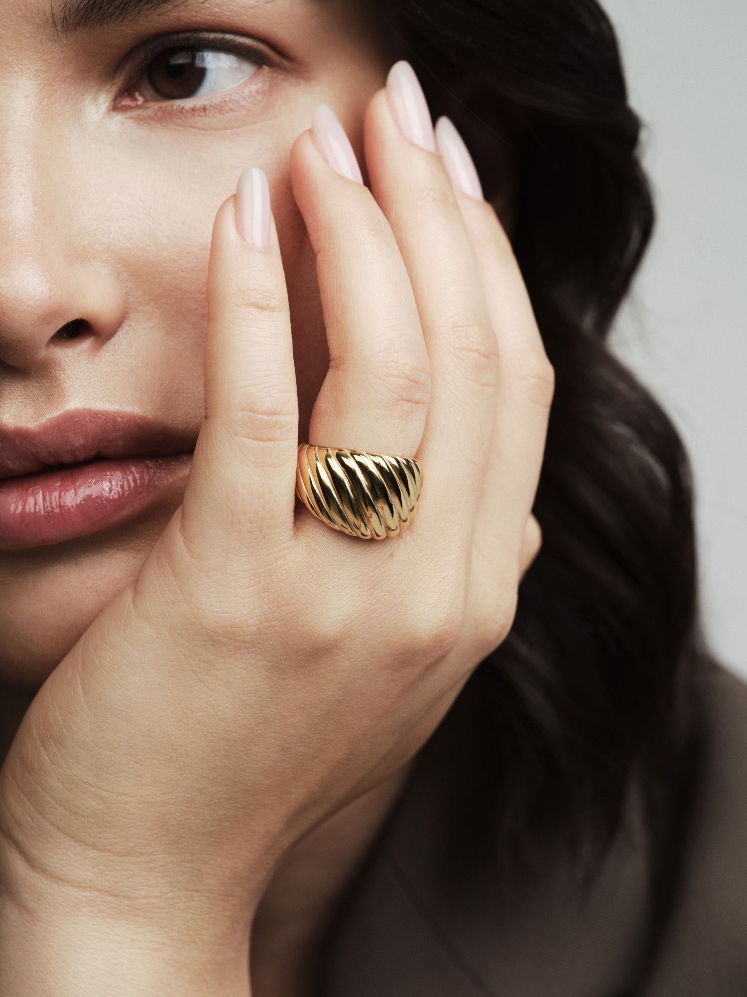 Gebogener gerippter Ring