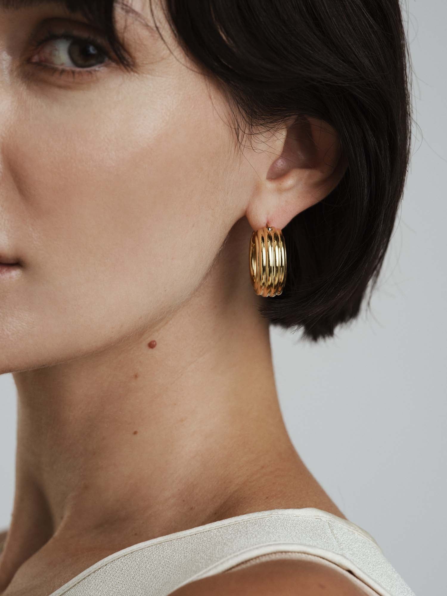 Edge Ribbed Medium Hoops