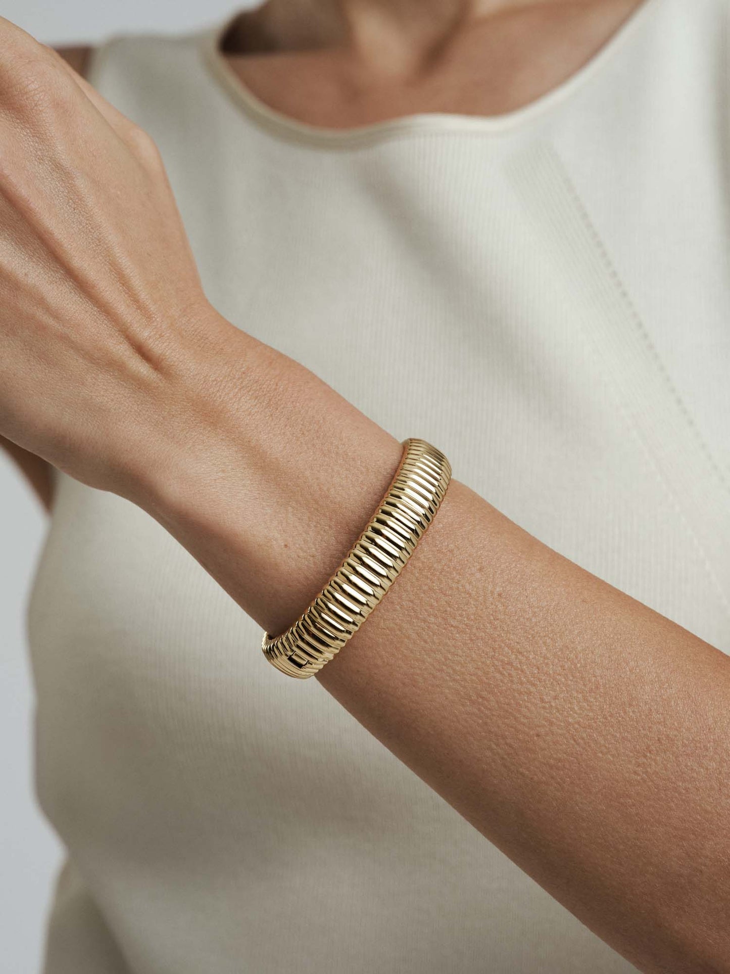 Retro Ribbed Gold Bangle