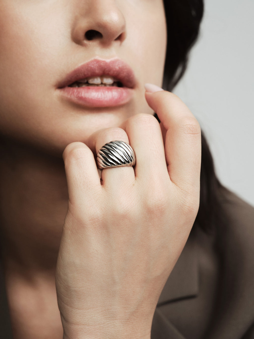 Gebogener gerippter Ring