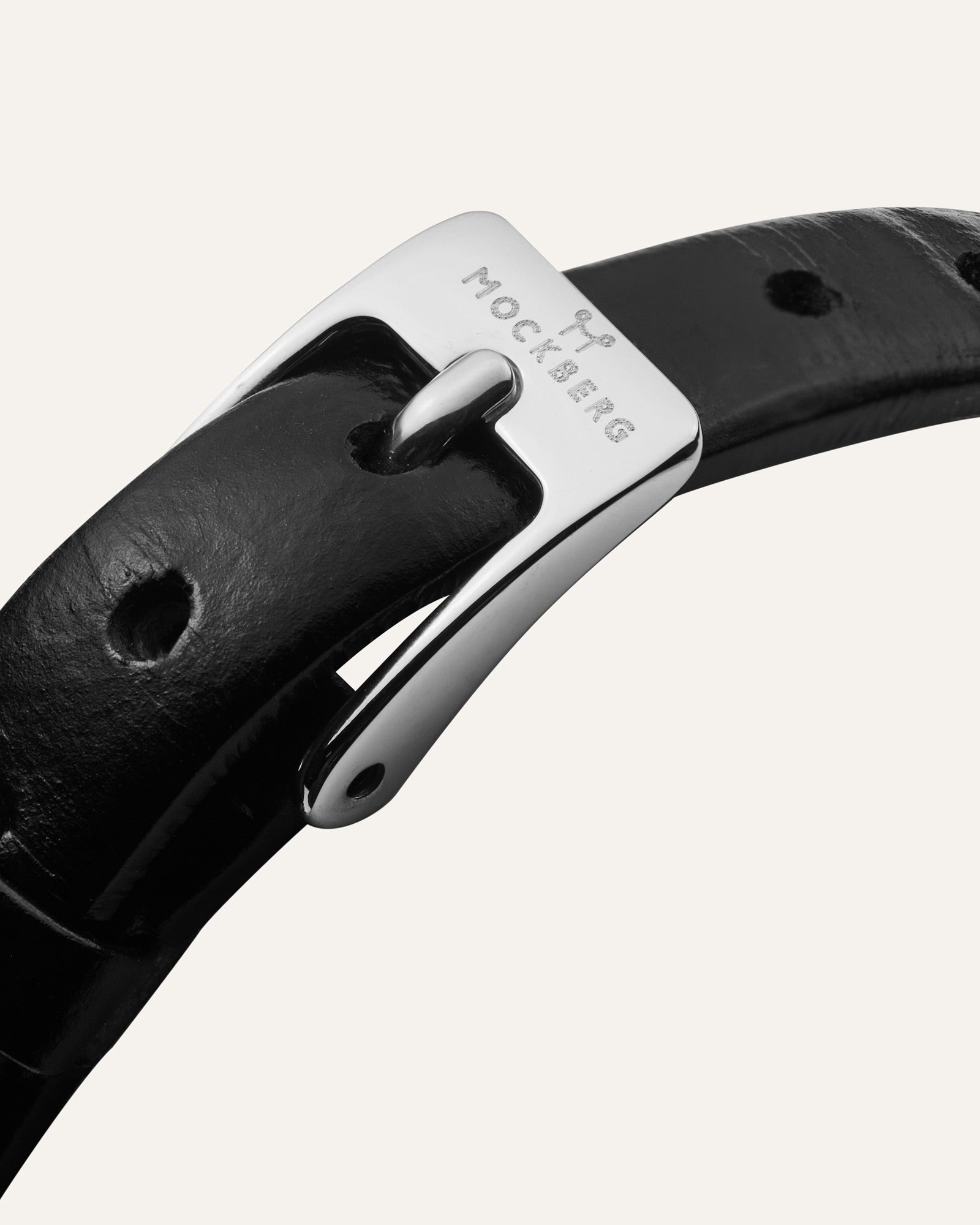 Belle ovale Petite-Uhr mit Lederarmband