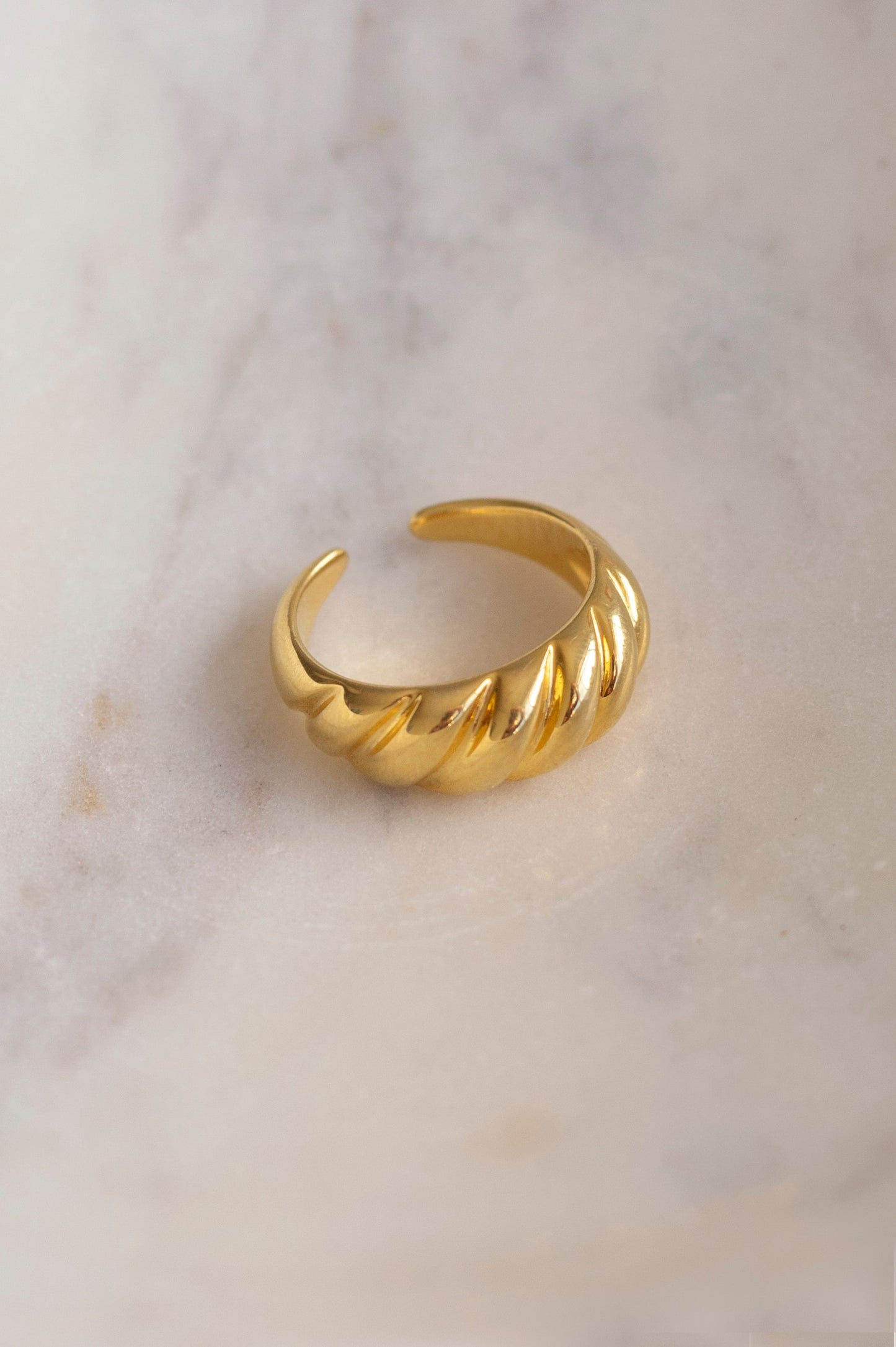 Twisted ring gold
