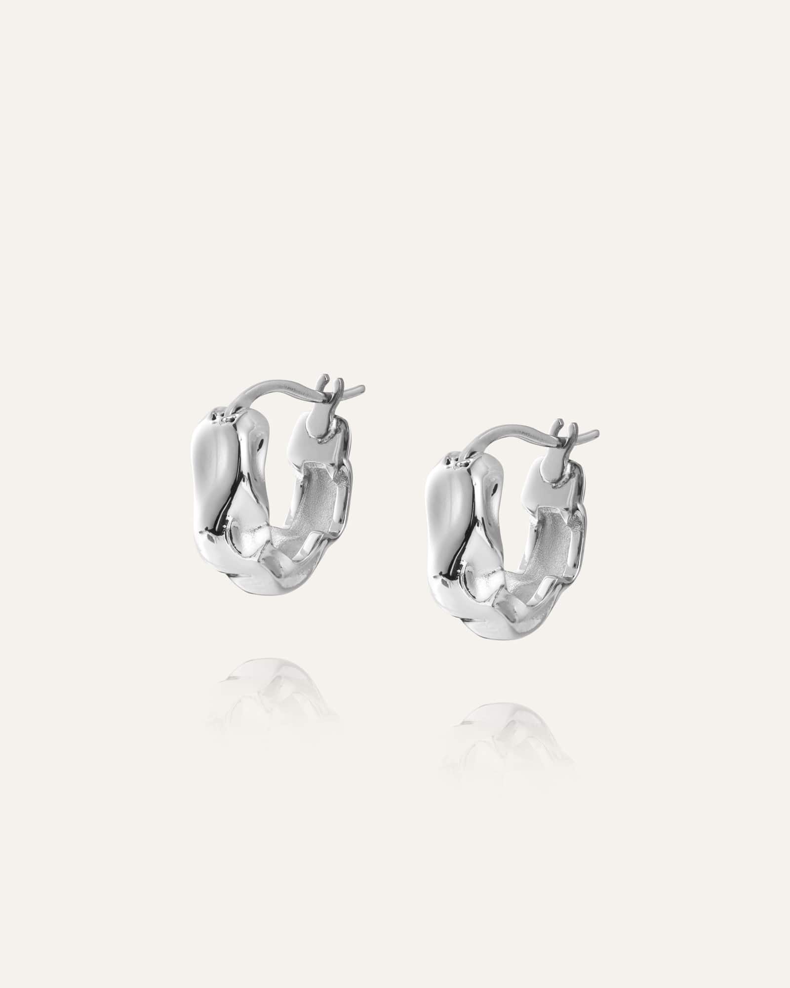 Wavy Bolded Small Hoops