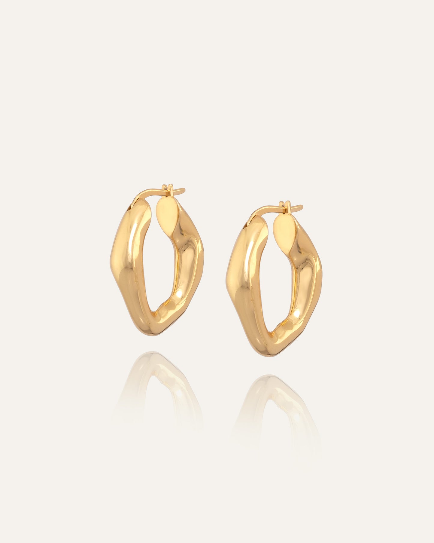 Buckled earrings gold