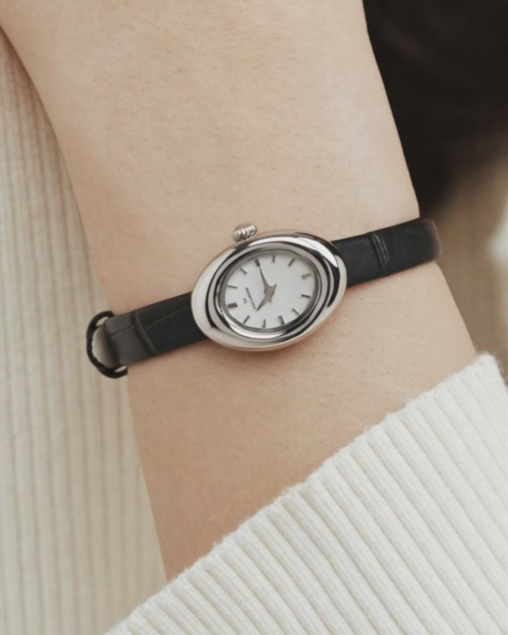 Belle ovale Petite-Uhr mit Lederarmband