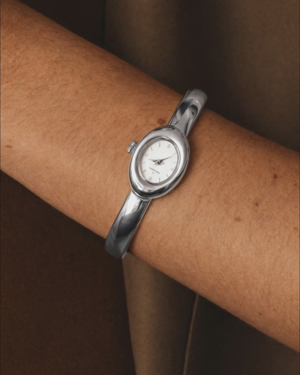 Belle Oval Petite Armreifuhr