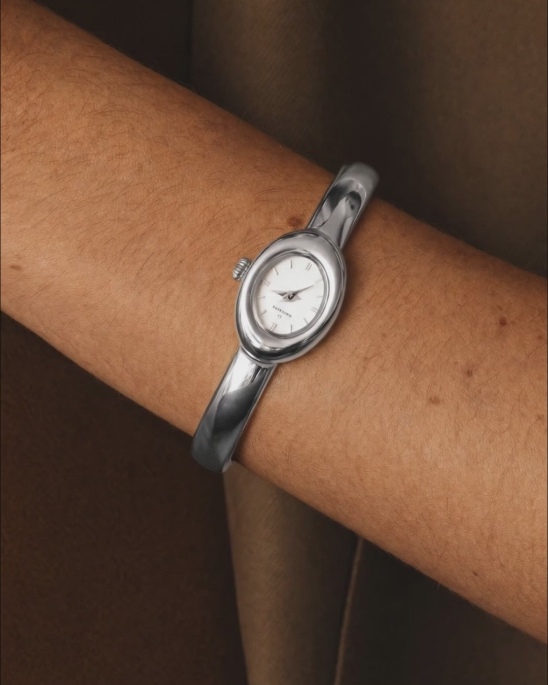Belle Oval Petite Armreifuhr