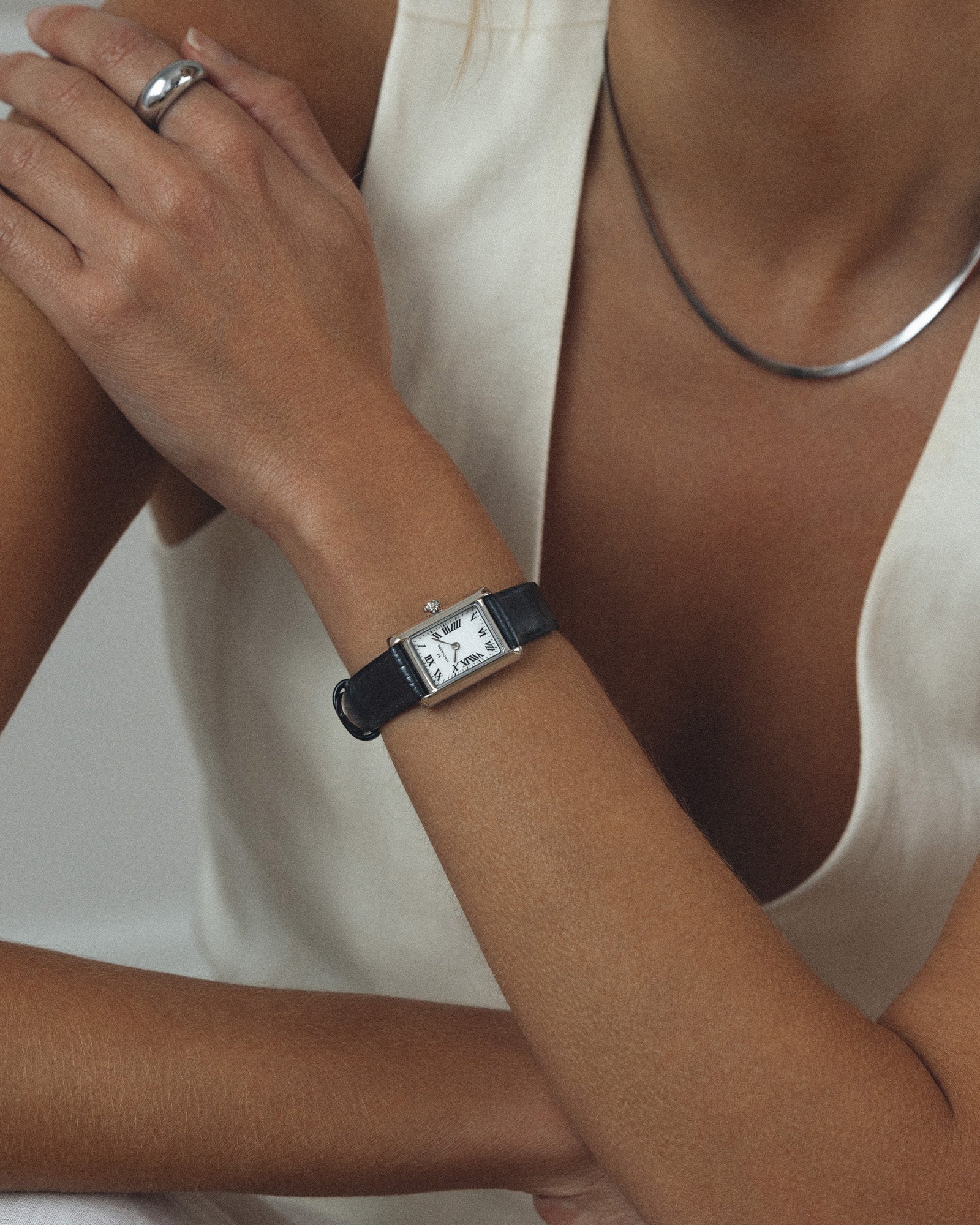 Zeitlose Uhr mit schwarzem Lederarmband