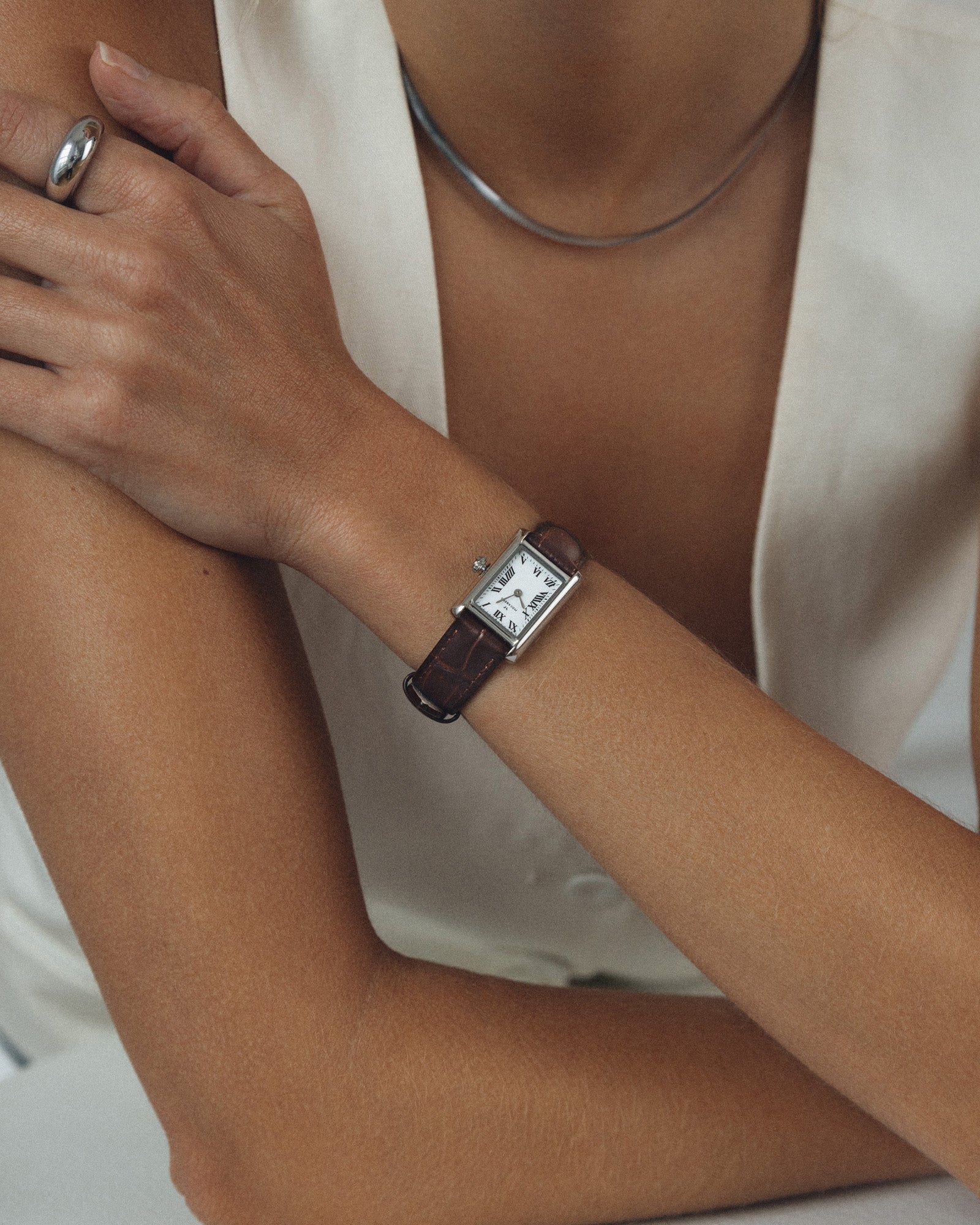 Zeitlose Uhr mit braunem Lederarmband