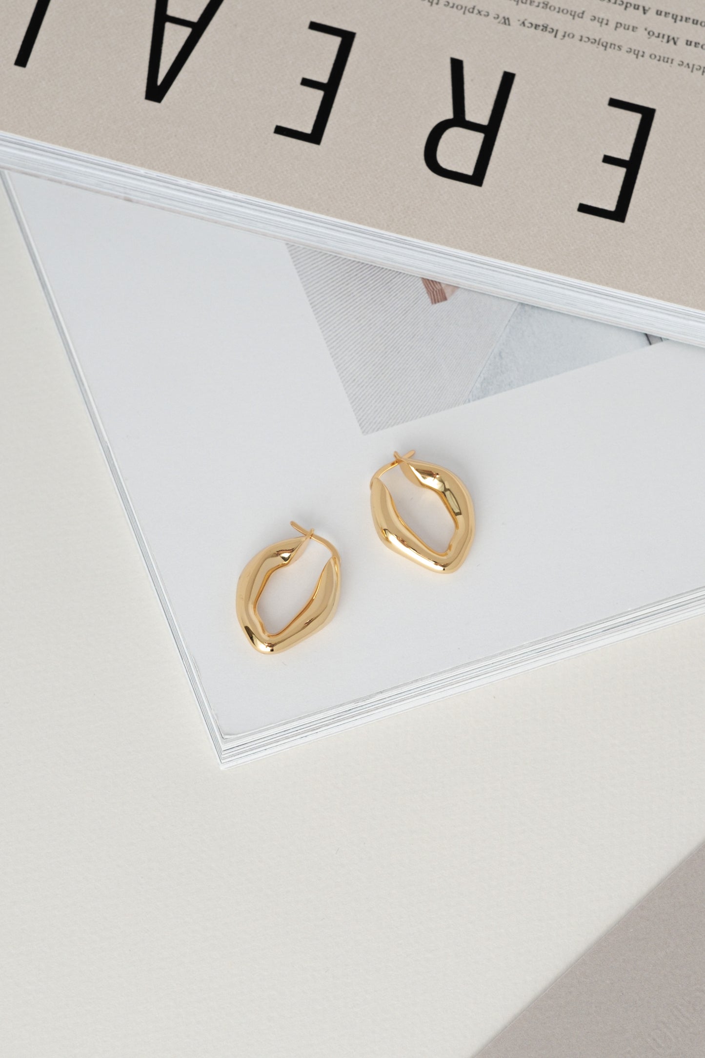 Buckled earrings gold