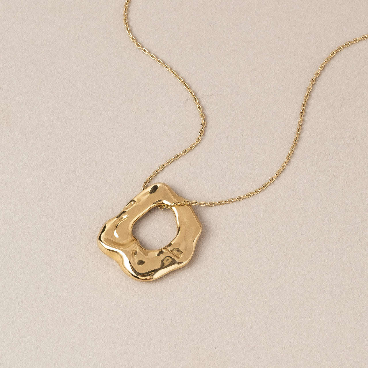 Hammered necklace gold