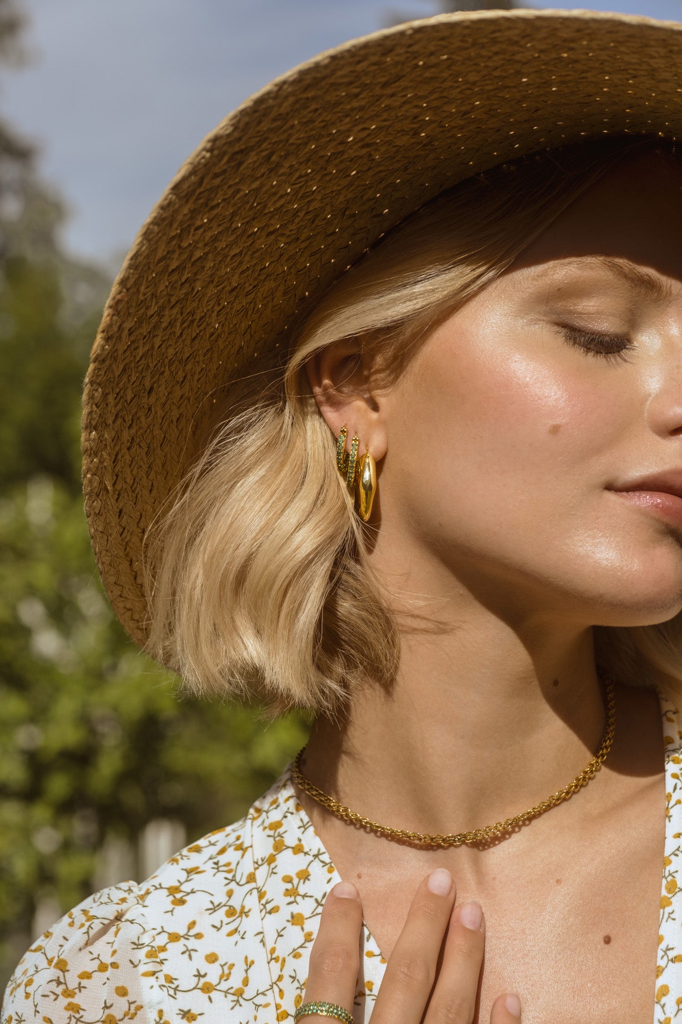 Buckled earrings gold